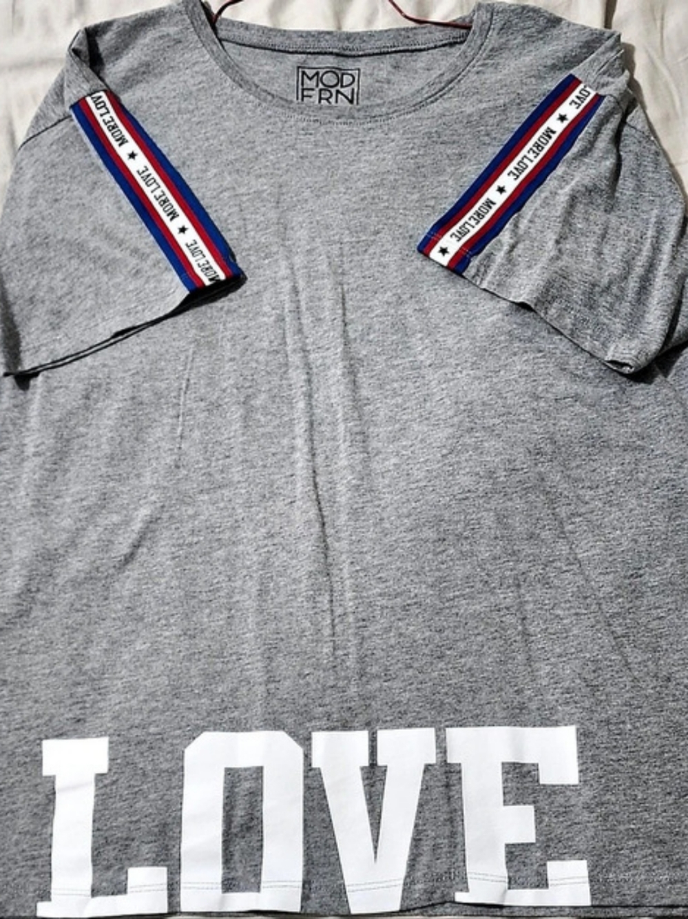 Modern Lux LOVE graphic tee Graphic Short Sleeve Tee in Gray & White Like New